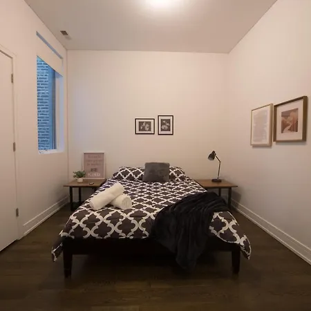 Large 4-bedroom Upscale W Rooftop Apartment *
