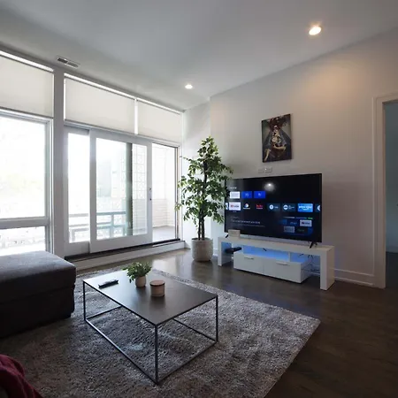 Apartment Large 4-bedroom Upscale W Rooftop