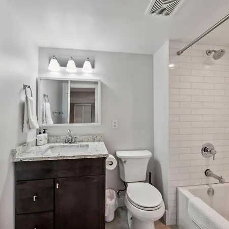 Charming Belmont Heights Oasis Holiday home Chicago