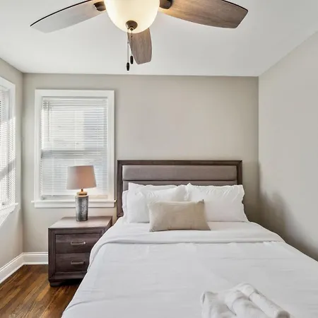 Charming Belmont Heights Oasis * Chicago