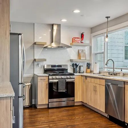Holiday home Charming Belmont Heights Oasis