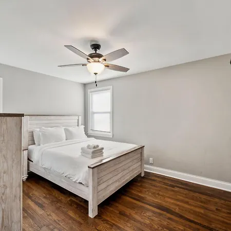 Holiday home Charming Belmont Heights Oasis