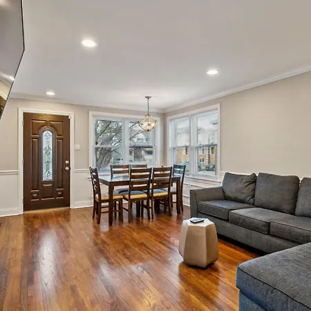 Charming Belmont Heights Oasis Holiday home Chicago
