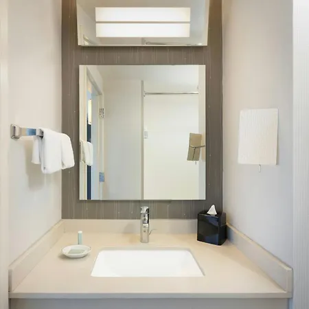 Courtyard Downtown/magnificent Mile 4*