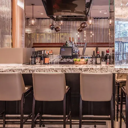 Hotel Courtyard Downtown/magnificent Mile 4*