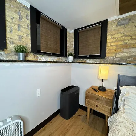 Modern In Lincoln Park Apartment *