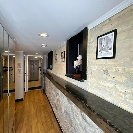 Modern In Lincoln Park Apartment