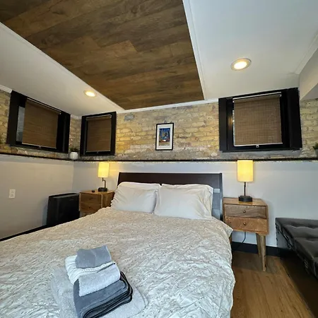 Modern In Lincoln Park *