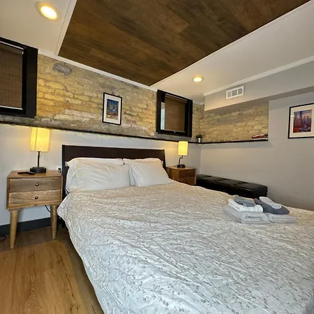 Modern In Lincoln Park Apartment *