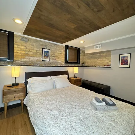 Modern In Lincoln Park Apartment *