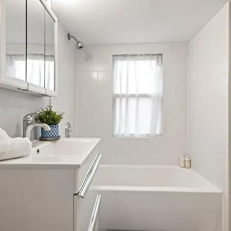 New Luxurious 5bd-2ba Duplex-free Wine-2car Parking *