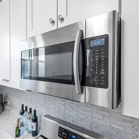 New Luxurious 5bd-2ba Duplex-free Wine-2car Parking