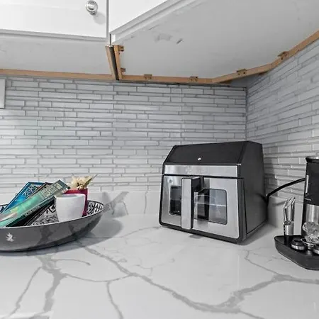 New Luxurious 5bd-2ba Duplex-free Wine-2car Parking *