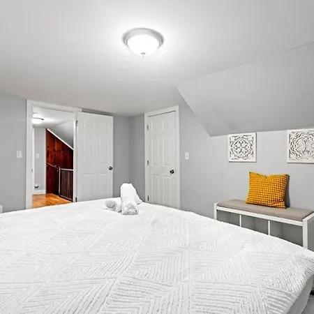 New Luxurious 5bd-2ba Duplex-free Wine-2car Parking