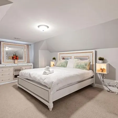 New Luxurious 5bd-2ba Duplex-free Wine-2car Parking Apartment