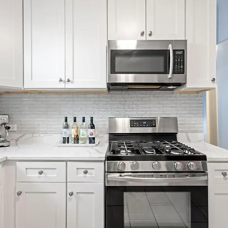 New Luxurious 5bd-2ba Duplex-free Wine-2car Parking *