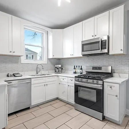 New Luxurious 5bd-2ba Duplex-free Wine-2car Parking