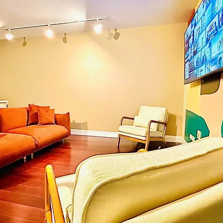 Cozy Sleeps 4 *