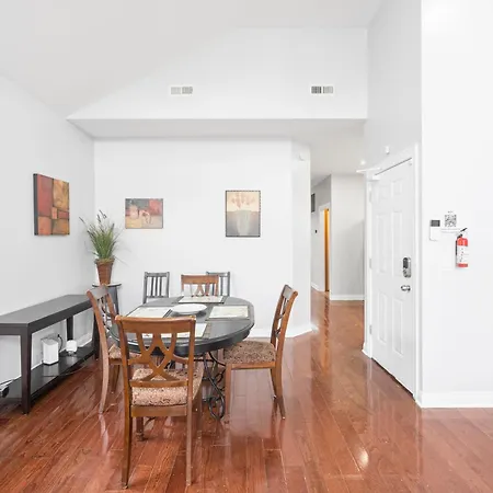 420 Lofty Apt, Laundry, A Block Frm Cta Apartment Chicago