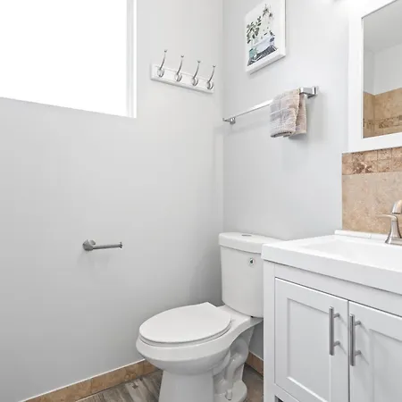 Apartment 420 Lofty Apt, Laundry, A Block Frm Cta Chicago