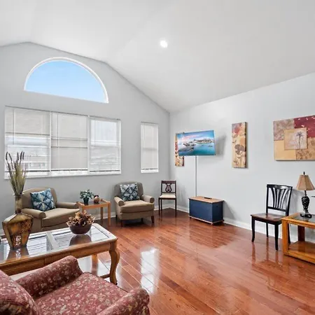 420 Lofty Apt, Laundry, A Block Frm Cta * Chicago