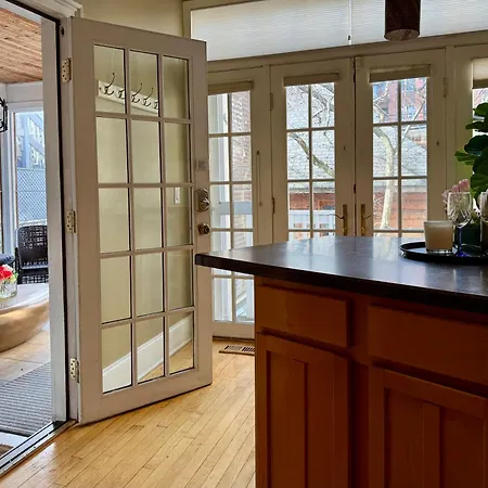 5 Bedroom Huge House In Location Parking Fireplace Back Yard