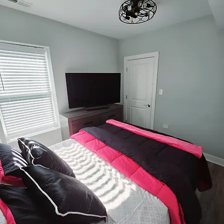 Cozy & Near Downtown & Hyde Park Apartment