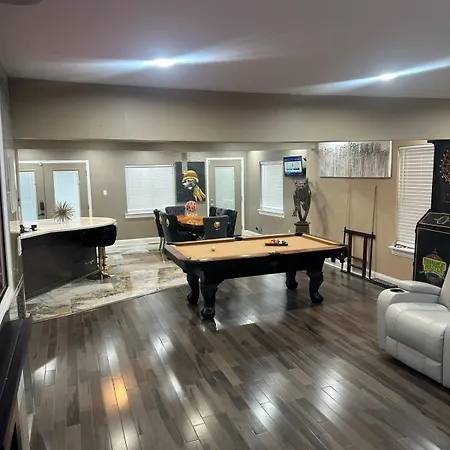 The Marlowe, A Couples Getaway Apartment Chicago