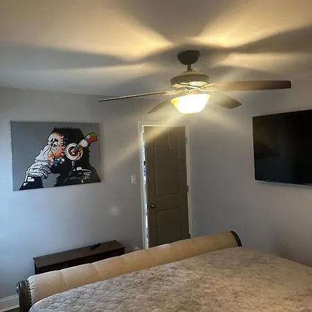 The Marlowe, A Couples Getaway Apartment