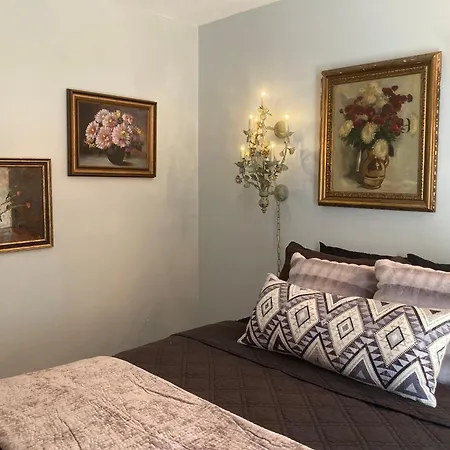 Dorothy's Bed & Breakfast Chicago