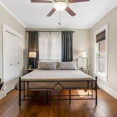 Main House At Cherry Street 4bdr Holiday home Chicago