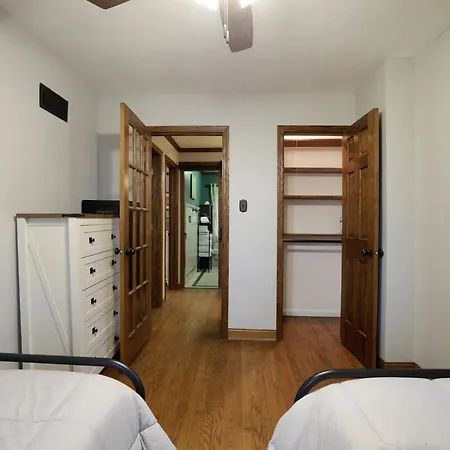 Holiday home Spacious 4-bedroom With Stunning Backyard Deck In Chicago