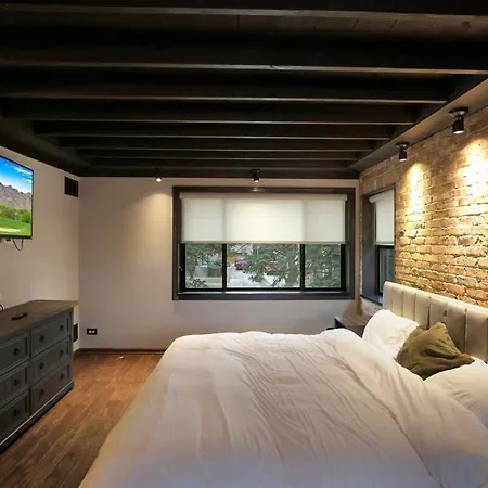 Spacious 4-bedroom With Stunning Backyard Deck In Holiday home