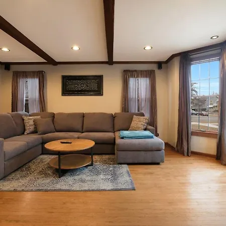 Holiday home Spacious 4-bedroom With Stunning Backyard Deck In