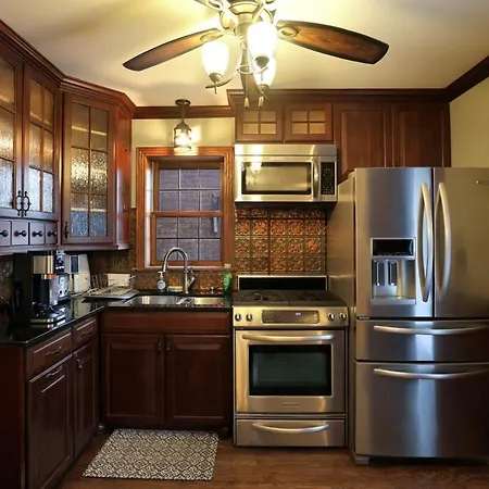 Spacious 4-bedroom With Stunning Backyard Deck In Holiday home