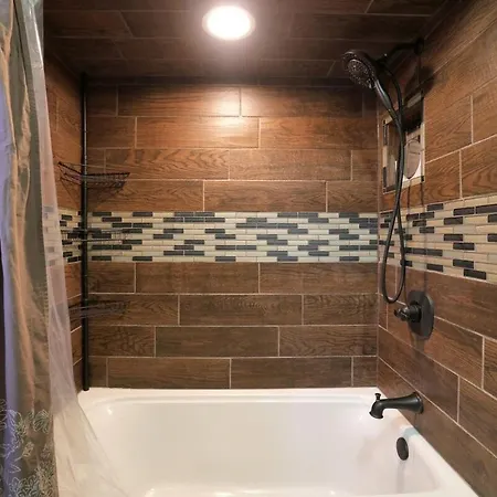 Holiday home Spacious 4-bedroom With Stunning Backyard Deck In