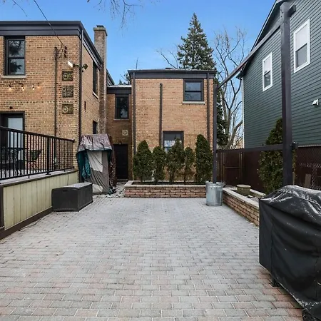 Holiday home Spacious 4-bedroom With Stunning Backyard Deck In *