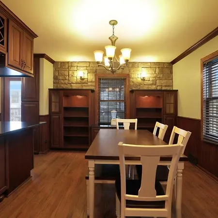 Holiday home Spacious 4-bedroom With Stunning Backyard Deck In