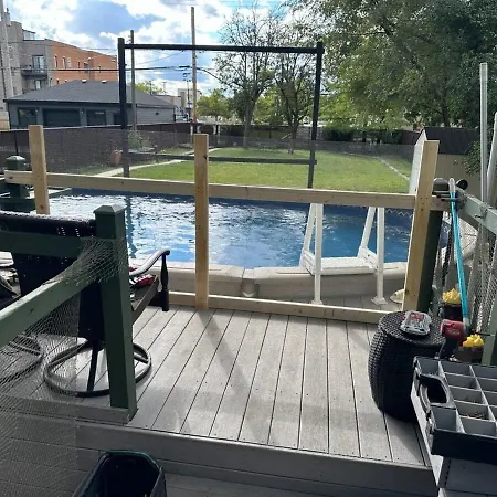 Spacious 4-bedroom With Stunning Backyard Deck In Holiday home Chicago