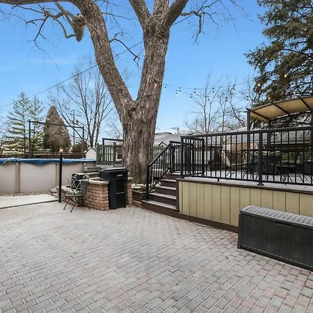 Spacious 4-bedroom With Stunning Backyard Deck In * Chicago