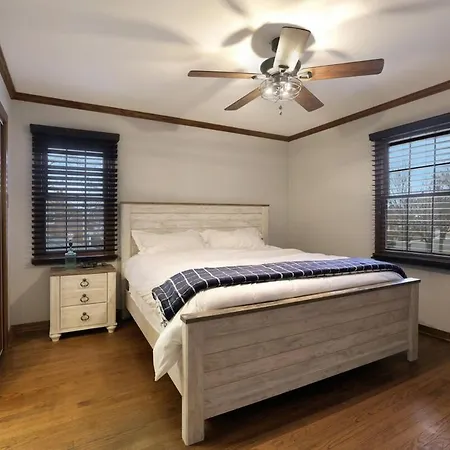 Spacious 4-bedroom With Stunning Backyard Deck In Holiday home *