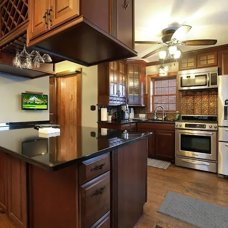 Holiday home Spacious 4-bedroom With Stunning Backyard Deck In Chicago