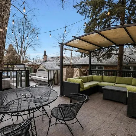 Spacious 4-bedroom With Stunning Backyard Deck In * Chicago