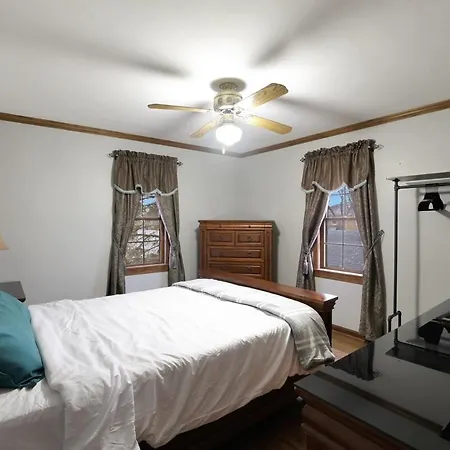Spacious 4-bedroom With Stunning Backyard Deck In Holiday home *