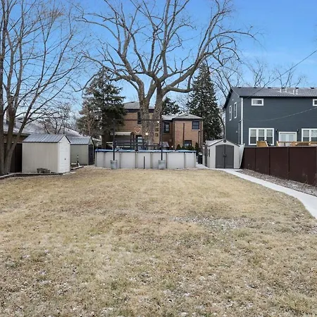 Holiday home Spacious 4-bedroom With Stunning Backyard Deck In Chicago