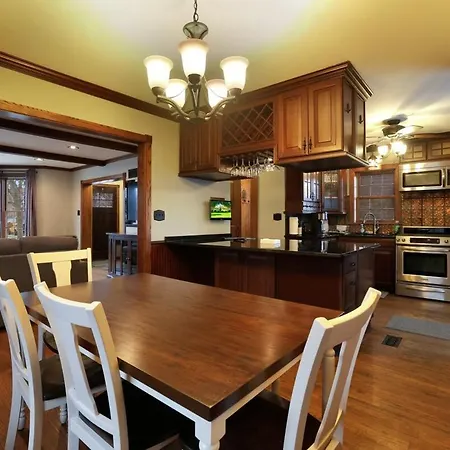 Spacious 4-bedroom With Stunning Backyard Deck In *