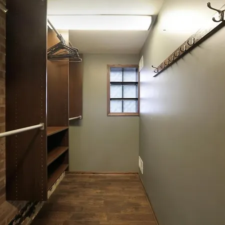 Spacious 4-bedroom With Stunning Backyard Deck In Holiday home
