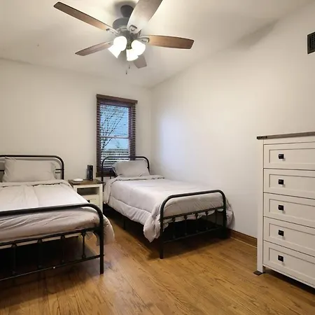 Spacious 4-bedroom With Stunning Backyard Deck In Holiday home