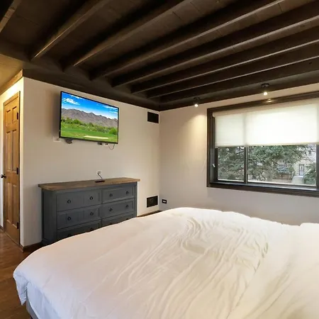Holiday home Spacious 4-bedroom With Stunning Backyard Deck In Chicago