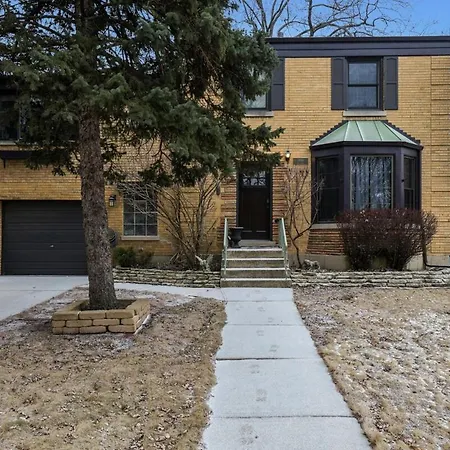 Spacious 4-bedroom With Stunning Backyard Deck In Chicago
